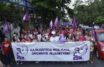 Mujeres marchan contra los feminicidios y la violencia de género.