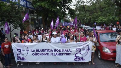 Mujeres marchan contra los feminicidios y la violencia de género.