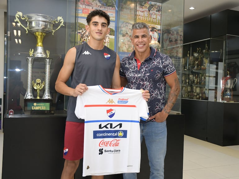 Líder Cáceres (i) en la presentación como refuerzo de Nacional en la sede del club en el estadio Arsenio Erico, en Asunción, Paraguay.