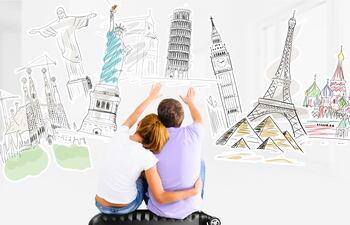 Pareja planea viajes.