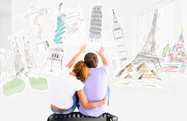 Pareja planea viajes.