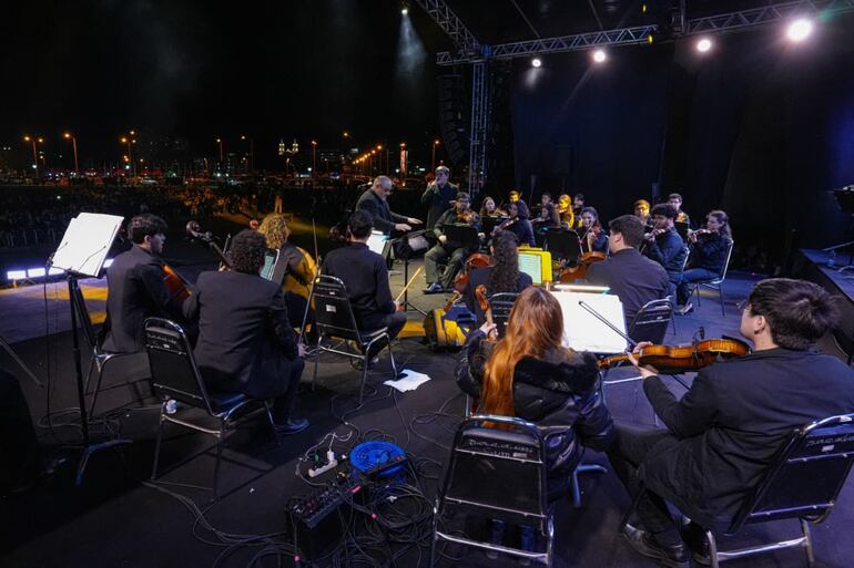 La guarania es percibida como un símbolo de resiliencia y valores paraguayos, promoviendo un sentido de identidad y pertenencia común para los paraguayos y la diáspora.