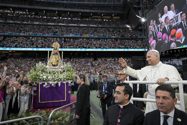 El papa León XIV durante una misa multitudinaria en el estadio Santiago Bernabeu, en Madrid, España.