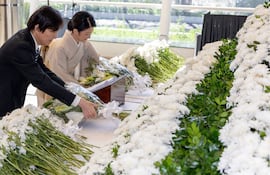 Los príncipes herederos de Japón presentan sus respetos a los inmigrantes fallecidos.