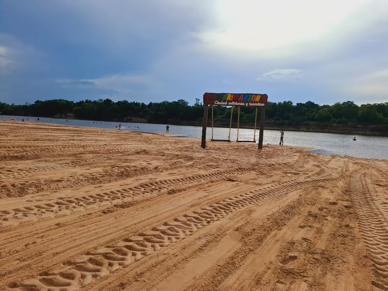 María Antonia prepara su playa para recibir a los visitantes este fin de semana largo.