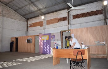 Mientras el Centro de Salud funciona en un tinglado municipal, autoridades de Escobar se disputan la construcción de un nuevo edificio.