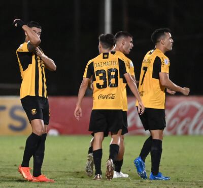 Luego de ser felicitado por sus compañeros, Facundo Barceló besa su brazo, típico festejo del delantero uruguayo.