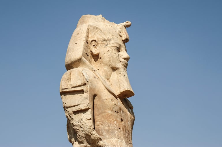 Una colosal estatua de alabastro del antiguo rey egipcio Amenhotep III es reerigida en su templo funerario en la Ribera Occidental de Luxor, Egipto.