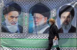 Mural con los rostros de los primeros ayatolás iraníes: el fundador de la República Islámica, Ruhollah Jomeini (i); Ali Jamenei (C, falleció en febrero pasado) y el actual líder supremo, Mojtaba Jamenei (d), exhibido en la capital de Irán, Teherán.