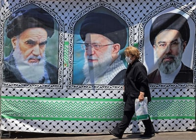 Mural con los rostros de los primeros ayatolás iraníes Ruhollah Jomeini (i), Ali Jamenei (C, falleció en febrero pasado) y el actual líder supremo, Mojtaba Jamenei (d), exhibido en la capital de Irán, Teherán.