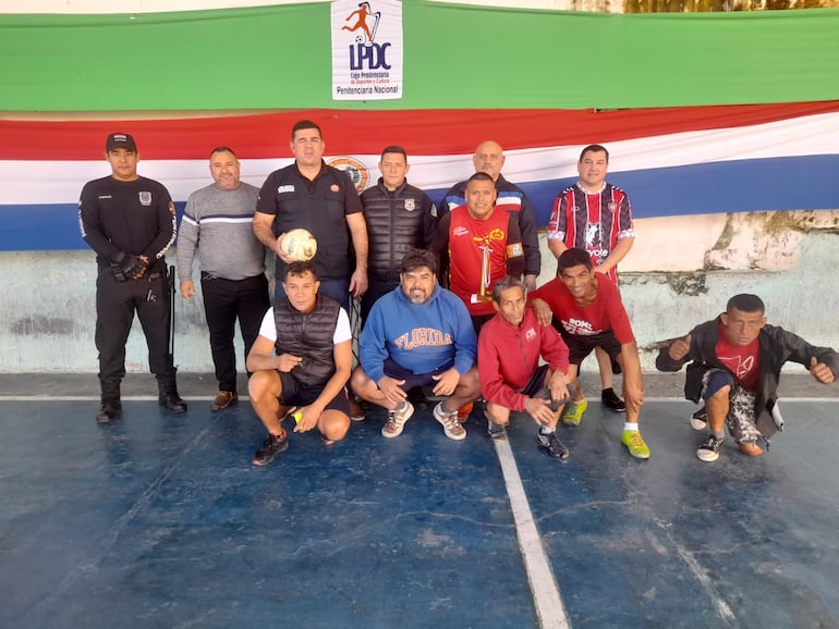 El director Gustavo Ramón Ferriol Rojas (centro con la pelota), durante uno de los campeonatos de futsal, en el penal.