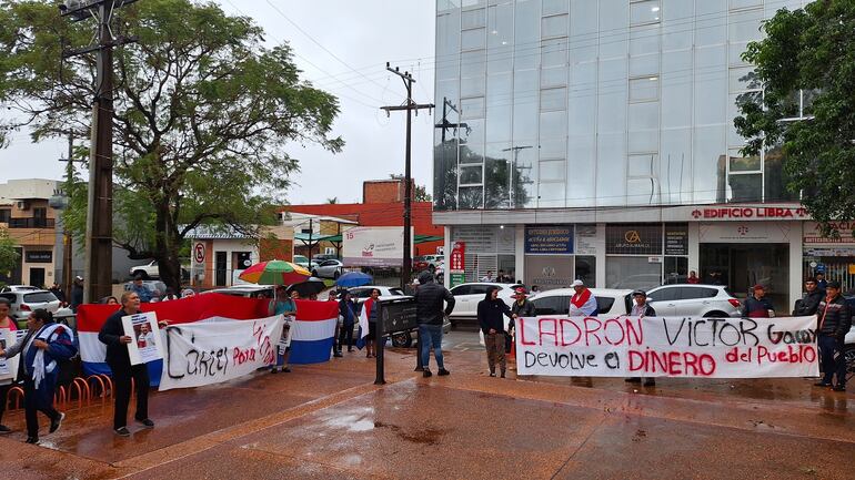 Manifestación bajo la lluvia frente al Palacio de Justicia de Encarnación.