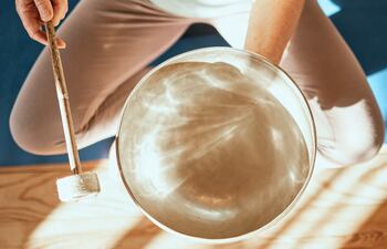 Los cuencos tibetanos, también conocidos como cuencos cantores, son instrumentos musicales utilizados en prácticas meditativas y terapéuticas.