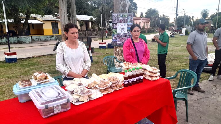 Mujeres emprendedoras de Fuerte Olimpo ofertando sus productos en la feria.