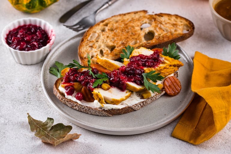 Sándwich de carnes frías.