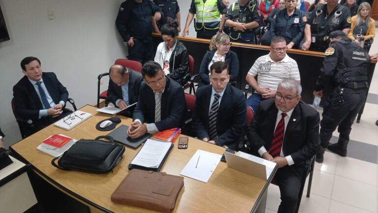 Acusados por el Asesinato de María Fernanda Benítez en la sala de Juicio Oral de  Coronel Oviedo.