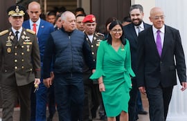 La presidenta de Venezuela, Delcy Rodríguez, flanqueada por los ministros de Defensa, Vladimir Padrino López; del Interior, Diosdado Cabello, y el presidente de la Asamblea Nacional, Jorge Rodríguez, hermano suyo. (AFP)