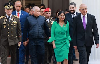 La presidenta de Venezuela, Delcy Rodríguez, flanqueada por los ministros de Defensa, Vladimir Padrino López; del Interior, Diosdado Cabello, y el presidente de la Asamblea Nacional, Jorge Rodríguez, hermano suyo. (AFP)