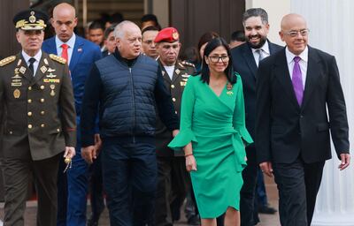 La presidenta de Venezuela, Delcy Rodríguez, flanqueada por los ministros de Defensa, Vladimir Padrino López; del Interior, Diosdado Cabello, y el presidente de la Asamblea Nacional, Jorge Rodríguez, hermano suyo. (AFP)