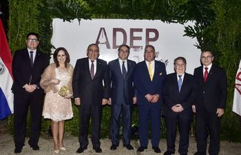 Daniel Yegros, secretario general de la ADEP; Belinda Arguello de Jara, Enrique Jara Ocampos, Federico Franco, José Félix Fernández Estigarribia; Alcides Albariño, presidente de la ADEP, y Mariano Jaquet, vicepresidente de la ADEP.