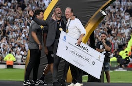 John Textor, propietario del Botafogo, festeja con el técnico portugués Artur Jorge la conquista de la Copa Libertadores 2024.