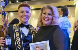 El flamante Miss Grand Paraguay 2024, Gonzalo Peyrat, con su madre Jannyne Peyrat Scolari, Miss Paraguay 1994.