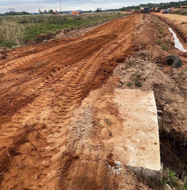 Vecinos de la compañía Bajo Guazú esperan el empedrado de su camino mientras realizan mantenimiento del acceso a Carapeguá.