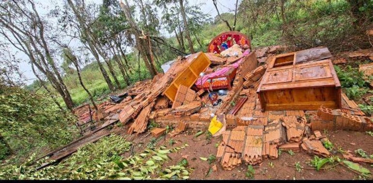Temporal destroza viviendas, echa árboles y columnas en área rural de Capitán Bado - Nacionales