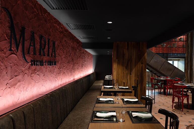 Madera, hierro y luz tenue crean un ambiente cálido que invita a quedarse, en La María.