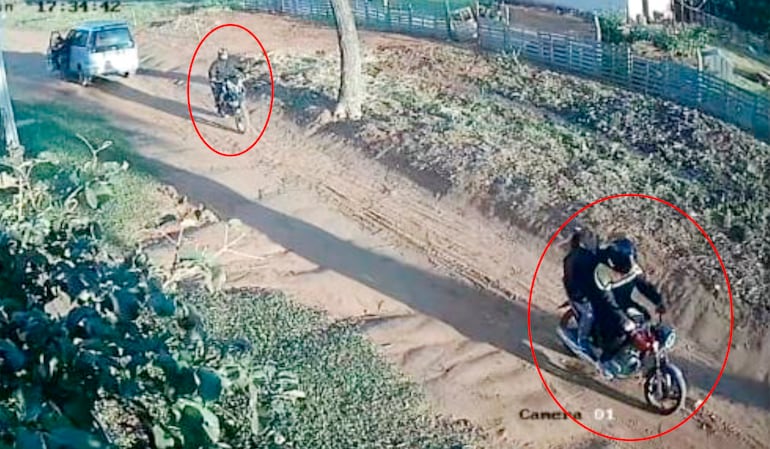 Los tres miembros de la banda que mató al verdulero. El que manejaba la primera motocicleta sería Alexis Rodrigo Brítez Barrios y el que iba con él sería Eleuterio Altamiro, ambos ahora presos. Falta identificar y capturar al que estaba en la motocicleta de atrás.