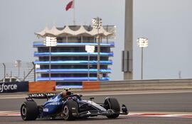 El piloto español de Williams, Carlos Sainz, registró el mejor tiempo en la segunda jornada de entrenaientos de la Fórmula 1, en el circuito de Sakhir, en Baréin.
