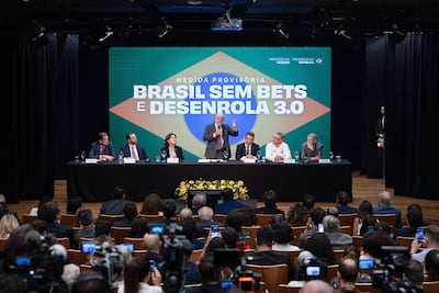 El presidente de Brasil, Luiz Inácio Lula da Silva (c), habla durante un acto donde decreto la prohibición de las apuestas deportivas y los casinos en línea, a nueve días de las elecciones presidenciales y legislativas, este viernes en Sao Paulo (Brasil). EFE/ Isaac Fontana
