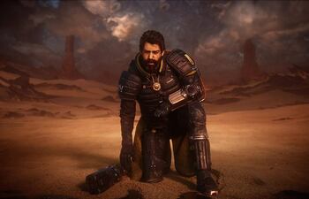 Hombre concentrado en videojuego Saros, con expresión seria y objetos virtuales en pantalla.