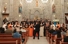 El Coro de la Universidad Católica de Itapúa durante una presentación. La agrupación se presentará este martes en el ex Seminario Metropolitano de Asunción.