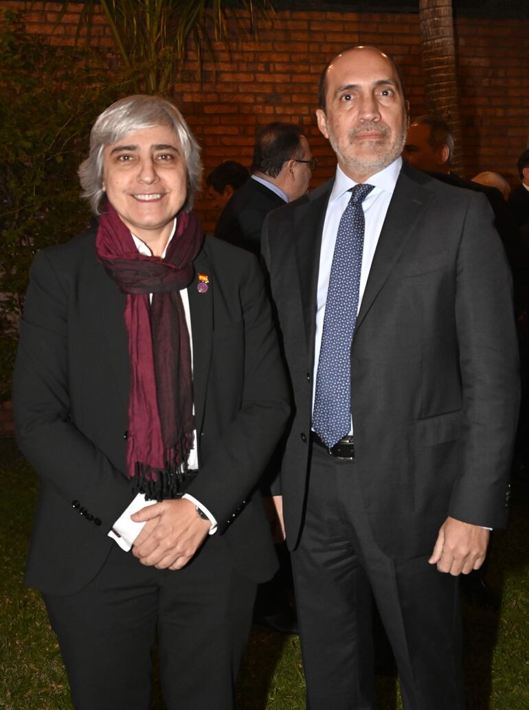 Linda Taiyen, vicecónsul honoraria de España junto con Víctor Verdún, viceministro de Relaciones Exteriores.