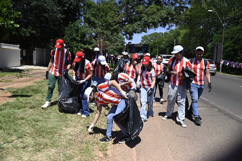 Jóvenes voluntarios realizan recolección de basura sobre la Ruta PYO2.
