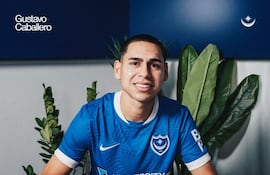 Gustavo Caballero firmando su contrato con el Portsmouth de Inglaterra.