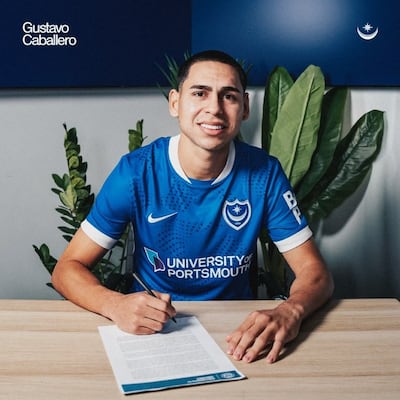 Gustavo Caballero firmando su contrato con el Portsmouth de Inglaterra.