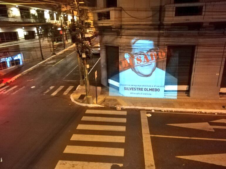 Una imagen del rostro del cura Silvestre Olmedo cruzada con la frase "abusador" es proyectada en la fachada de un edificio sobre la calle 25 de Mayo, del microcentro capitalino. El juez Hugo Segovia, miembro del tribunal que lo absolvió indicó que no hay dudas de que el religioso manoseó a su víctima.