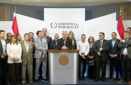 Conferencia de prensa en Mburuvicha Roga, tras la reunión con el Consejo Asesor Empresarial del Ministerio de Industria y Comercio, sobre el tema de energía.