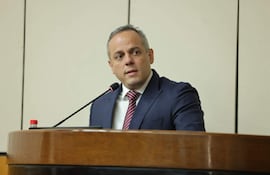 Camilo Benítez, Contralor General de la República, se dirige a los miembros de la Comisión de Asuntos Constitucionales en la búsqueda de su permanencia en el cargo.