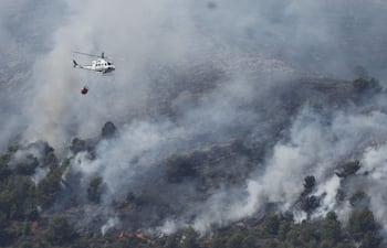 Vista del incendio de La Vall d'Uixò (Castellón), este sábado.