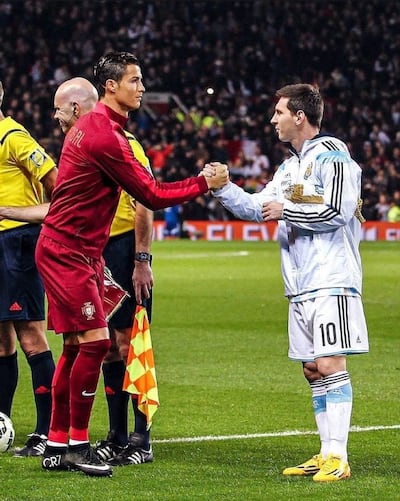 El máximo ídolo de Portugal, Cristiano Ronaldo dos Santos Aveiro saluda al ídolo argentino, Lionel Messi, dutante un amistoso entres sus selecciones.