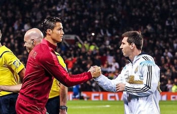 El máximo ídolo de Portugal, Cristiano Ronaldo dos Santos Aveiro saluda al ídolo argentino, Lionel Messi, dutante un amistoso entres sus selecciones.