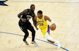 Rui Hachimura, una de las figuras de Los Angeles Lakers de la actualidad, en acción contra Julius Randle, del Minnesota Timberwolves.
