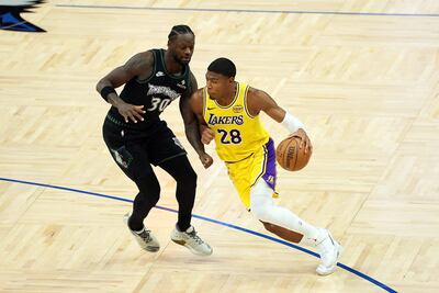 Rui Hachimura, una de las figuras de Los Angeles Lakers de la actualidad, en acción contra Julius Randle, del Minnesota Timberwolves.