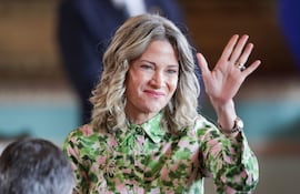 La embajadora de Paraguay ante el gobierno de los Estados Unidos, Estefanía Laterza de los Ríos, saluda durante la ceremonia de juramento de su cargo, inicios de este mes en Palacio de López. EFE/ Juan Pablo Pino.