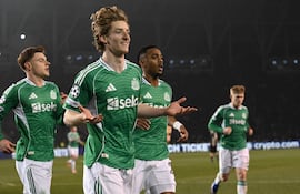 Anthony Gordon (C) del Newcastle United celebra tras anotar un gol durante el partido de ida de los play-offs de la UEFA Champions League entre el Qarabaq FK y el Newcastle United en Bakú, Azerbaiyán.