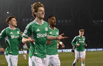 Anthony Gordon (C) del Newcastle United celebra tras anotar un gol durante el partido de ida de los play-offs de la UEFA Champions League entre el Qarabaq FK y el Newcastle United en Bakú, Azerbaiyán.