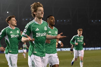 Anthony Gordon (C) del Newcastle United celebra tras anotar un gol durante el partido de ida de los play-offs de la UEFA Champions League entre el Qarabaq FK y el Newcastle United en Bakú, Azerbaiyán.